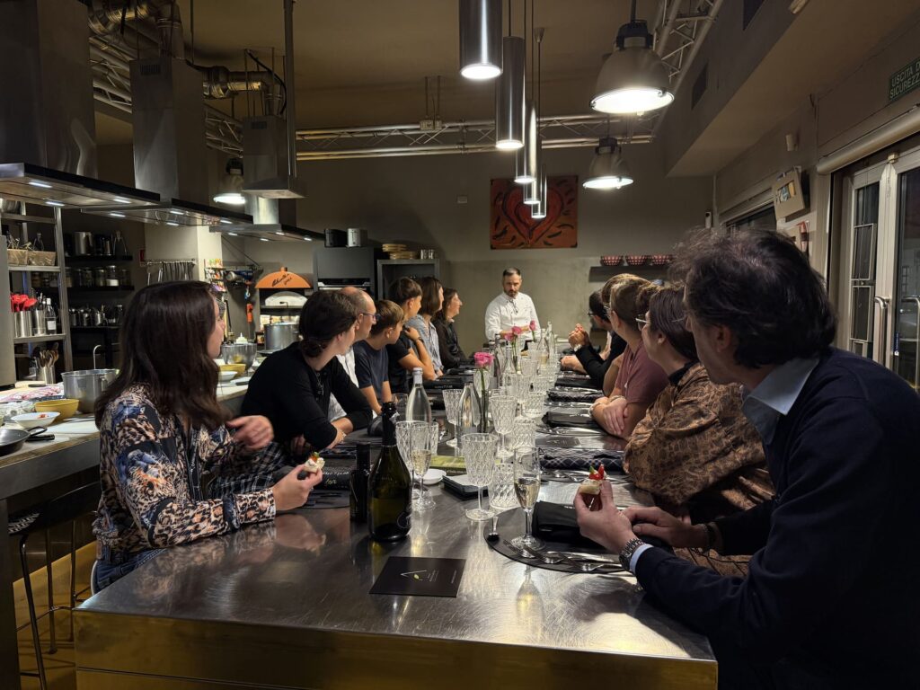 Uno chef prepara la pasta fresca