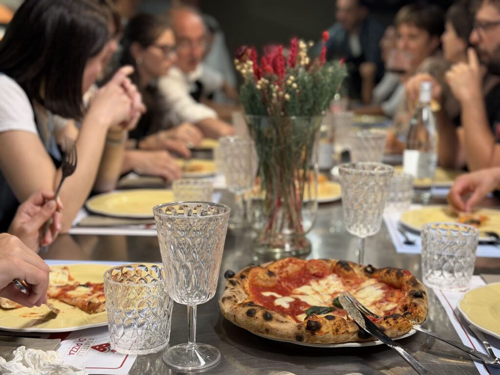 Tavola apparecchiata per la cena dopo il corso