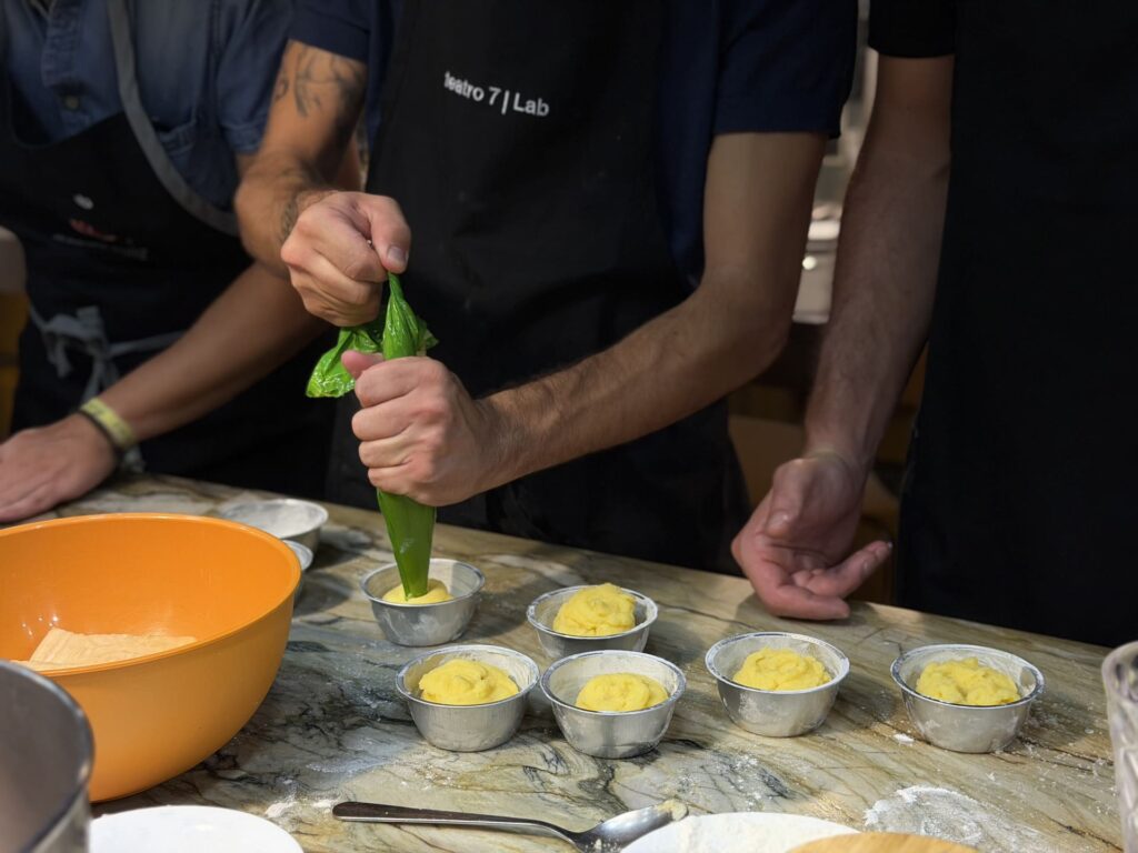 Un team al lavoro durante un team cooking