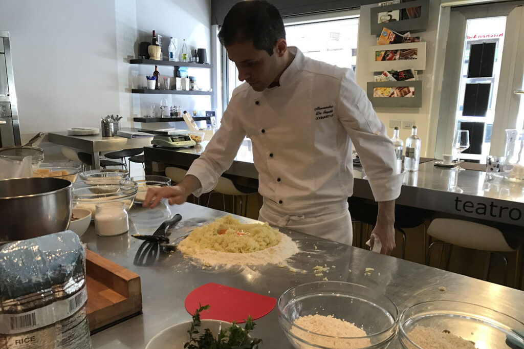 Uno chef prepara la pasta fresca