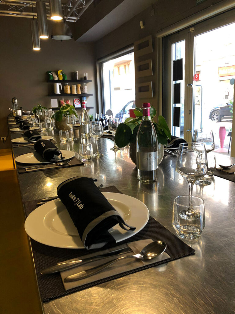 Tavola apparecchiata per la cena dopo il corso