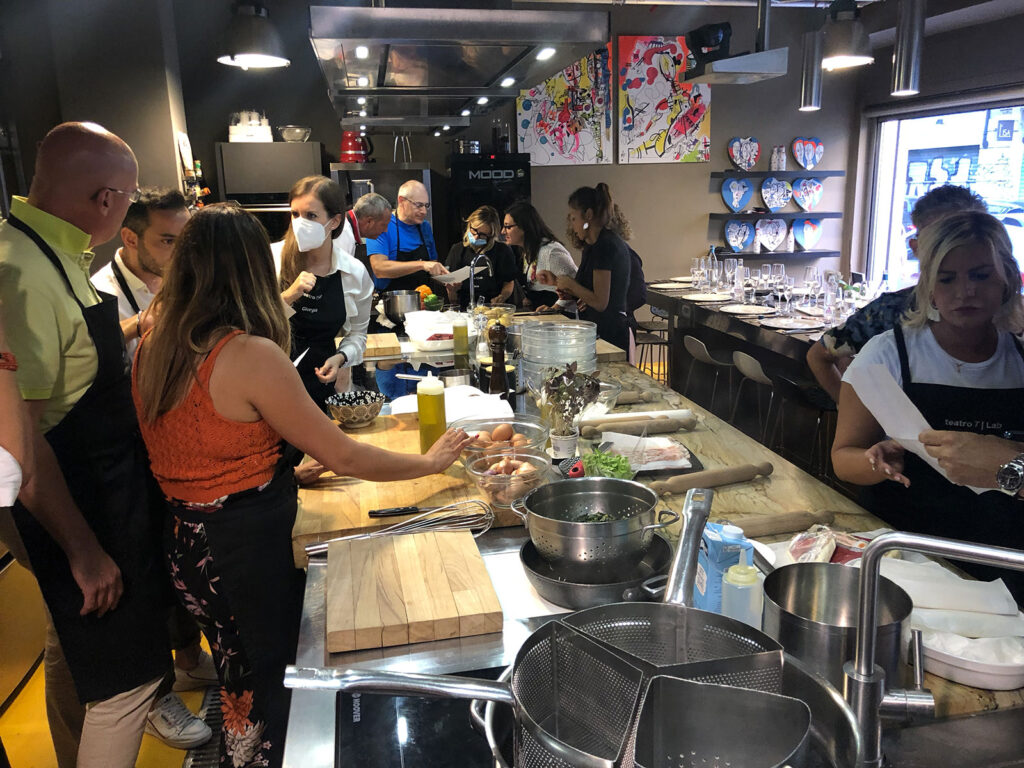 Un team al lavoro durante un team cooking